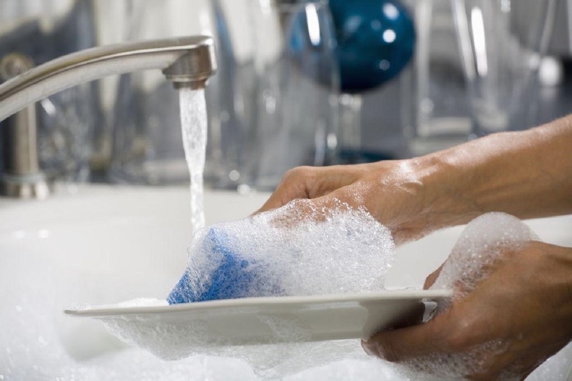Dầu rửa bát tiện lợi nhưng tiểm ẩn nguy cơ ảnh hưởng sức khỏe.