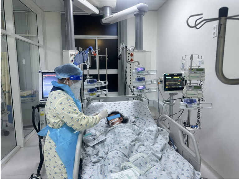 Bé được chẩn đoán sốc nhiễm trùng. Ảnh: BVCC