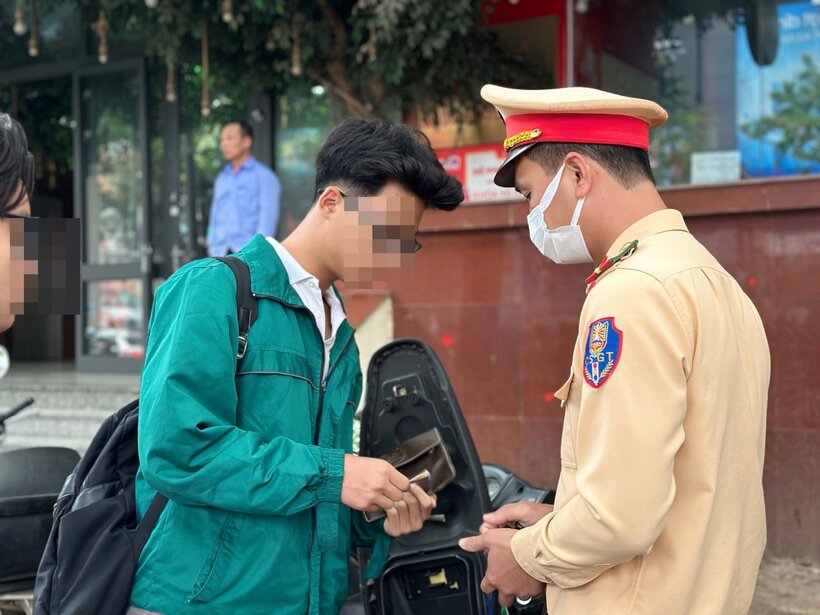 Tăng cường kiểm tra, xử lý học sinh, sinh viên vi phạm giao thông - 3