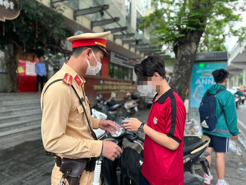 Tăng cường kiểm tra, xử lý học sinh, sinh viên vi phạm giao thông - 2