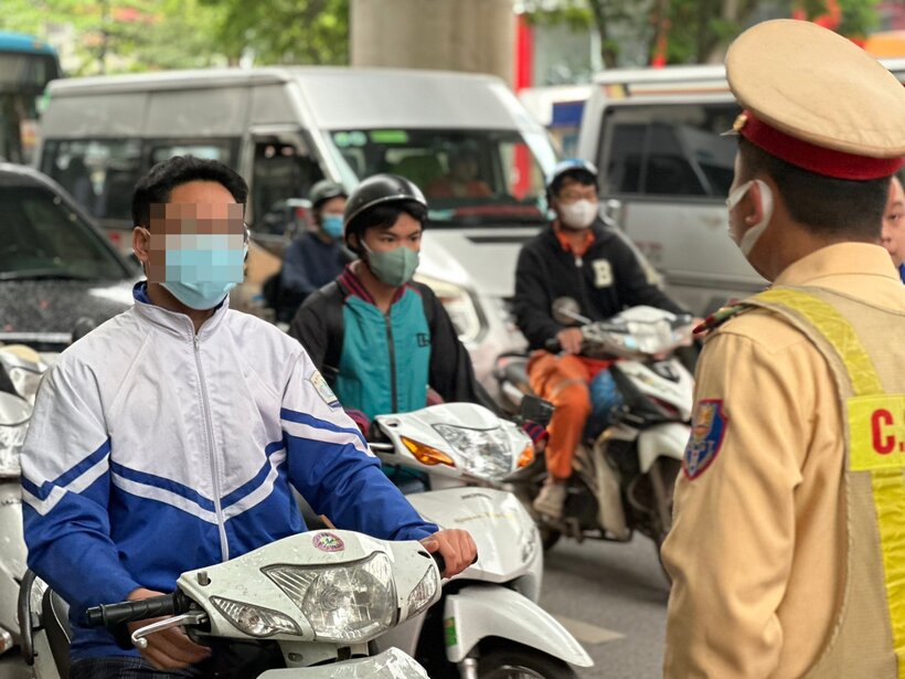 Đội CSGT đường bộ số 6 xử lý tình trạng học sinh, sinh viên vi phạm TTATGT trên đường Xuân Thuỷ, Cầu Giấy, Hà Nội