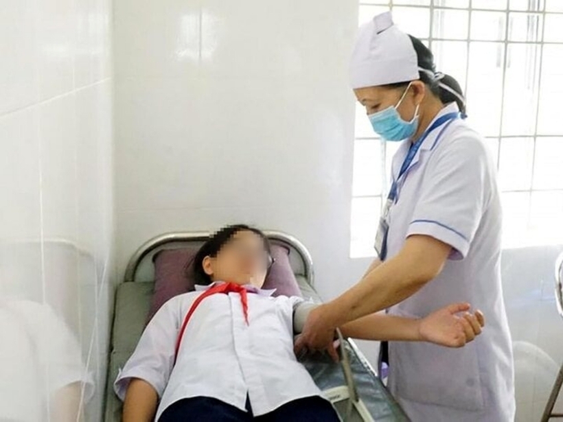 Một học sinh nghi ngộ độc đang được thăm khám trong bệnh viện. Ảnh: VTC News