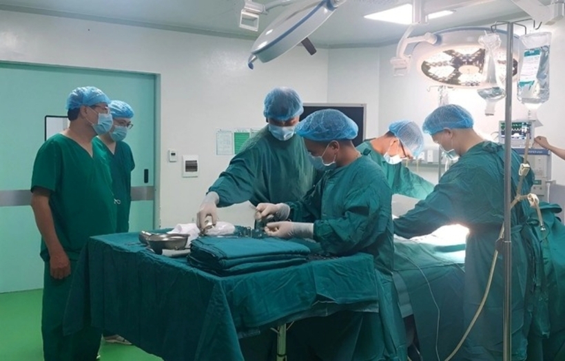 Các bác sĩ tiến hành phẫu thuật cho người bệnh. Ảnh: Sức Khỏe & Đời Sống