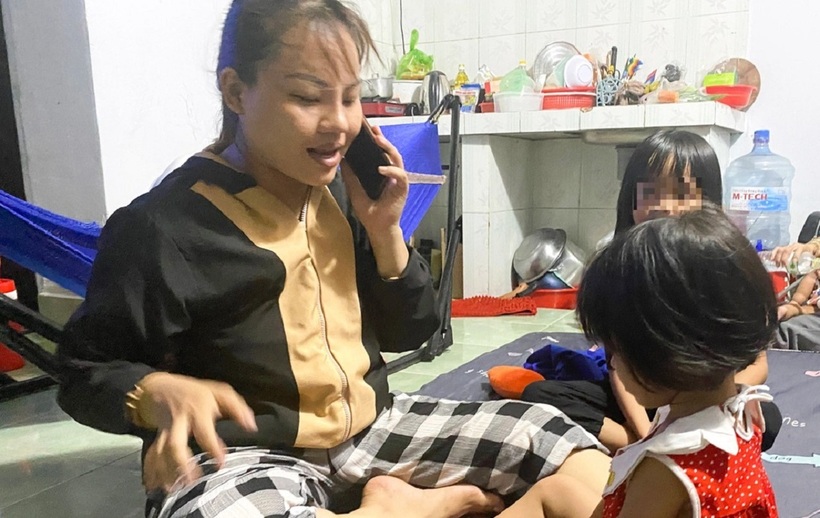 Chị Chi cùng các con tại căn phòng trọ nhỏ. Ảnh: Dân trí