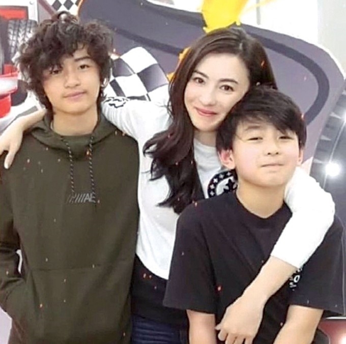 Trương Bá Chi và hai con trai Lucas (trái) và Quintus.