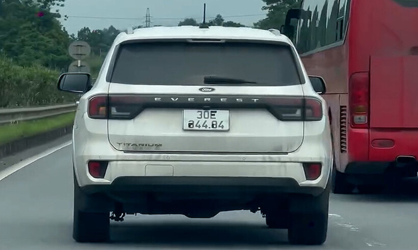 Ô tô con nhãn hiệu Ford Everest, sửa biển kiểm soát lưu thông trên cao tốc Nội Bài - Lào Cai