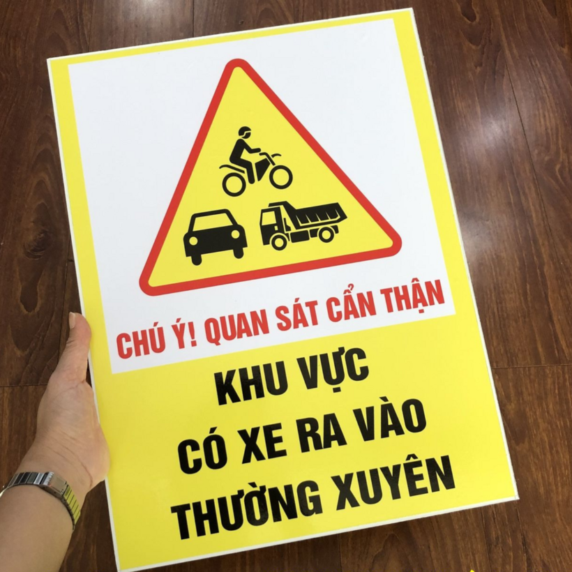 Biển báo xe ra vào thường xuyên. Ảnh minh hoạ