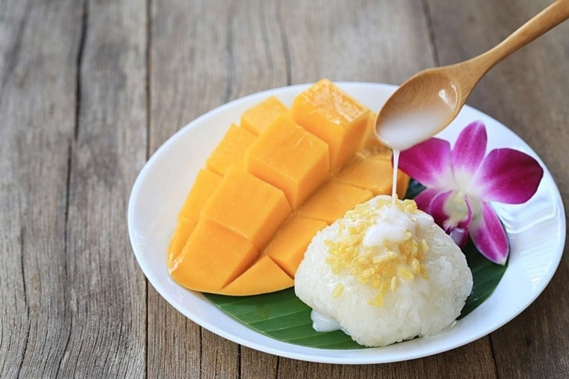 Khác với Tomyum cay cay, xôi xoài sẽ mang đến cho bạn hương vị ngọt ngào và béo ngậy khó quên. Ảnh: shutterstock