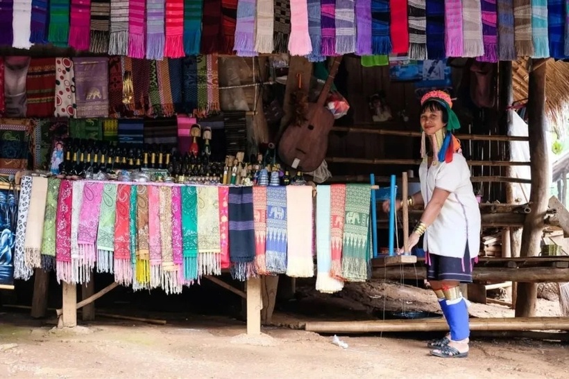 Những người phụ nữ tại đây ngay từ khi còn nhỏ đã đeo những chiếc vòng từ bạc hay đồng
