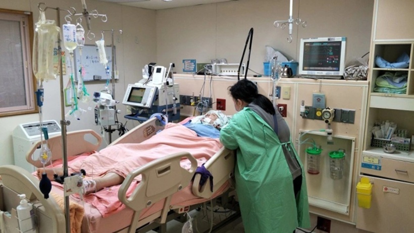 Hiện tại, cô phải thở máy, không thể mở mắt hay cử động chân tay, và buộc phải vật lý trị liệu suốt đời. Ảnh: Getty.