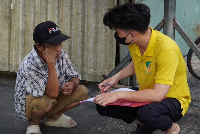 Quỹ Trăng Khuyết và Hội Người Cao tuổi phát thẻ BHYT miễn phí cho người lao động lớn tuổi - 1
