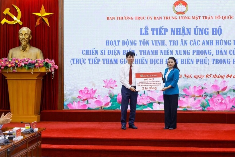Ông Phạm Đức Tuấn, Thành viên Hội đồng thành viên, Chủ tịch công đoàn Agribank trao biểu trưng hỗ trợ