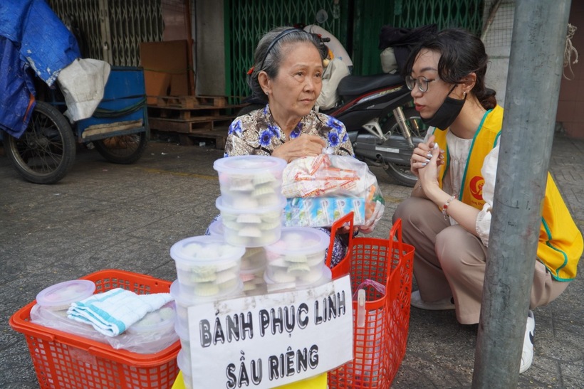 Quỹ Trăng Khuyết và Hội Người Cao tuổi phát thẻ BHYT miễn phí cho người lao động lớn tuổi - 3
