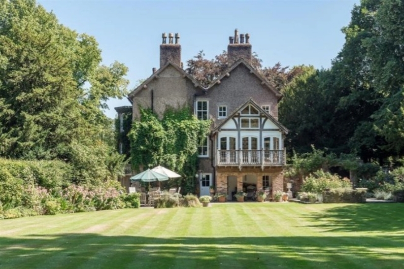 Một căn nhà bề thế với khu vườn xanh mát của một gia đình ở làng Prestbury.
