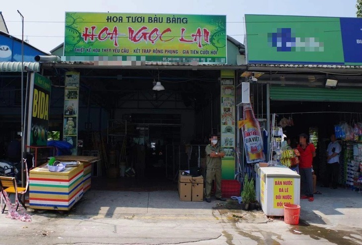 Hiện trường tiệm hoa nơi phát hiện 2 người chết bất thường tại Bình Dương. Ảnh: Tuổi Trẻ