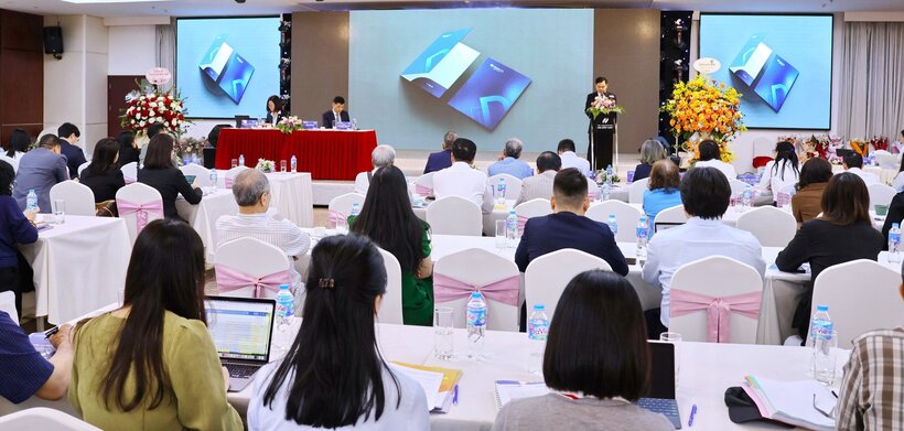 PTGĐ Bùi Văn Thảo trình bày phương án nhận diện thương hiệu mới tại Hội nghị.