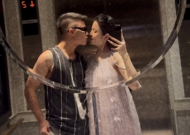 Đôi vợ chồng son không ngần ngại thể hiện tình cảm trong chuyến du lịch