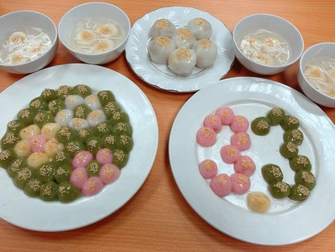 Nếu muốn tự làm bột tại nhà mà lại không có nhiều thời gian, bạn có thể xay bột khô rồi chế nước nhồi như làm bánh bột mì. Tỷ lệ gạo cần đảmbảo 8 nếp: 2 tẻ: 1 chút muối.