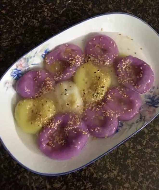 Chỉ nặn không đều tay chút thôi mà.