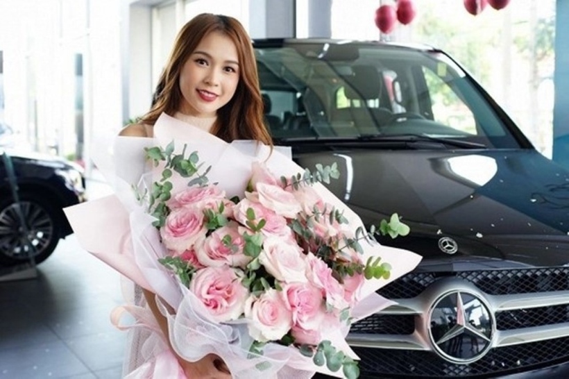 Năm 2019, Sam đã đầu tư vào một chiếc ô tô Mercedes trị giá gần 3 tỷ đồng để phục vụ cho việc di chuyển trong công việc.