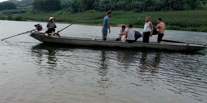 Người dân địa phương hỗ trợ tìm kiếm các cháu bé. Ảnh: Tuổi trẻ