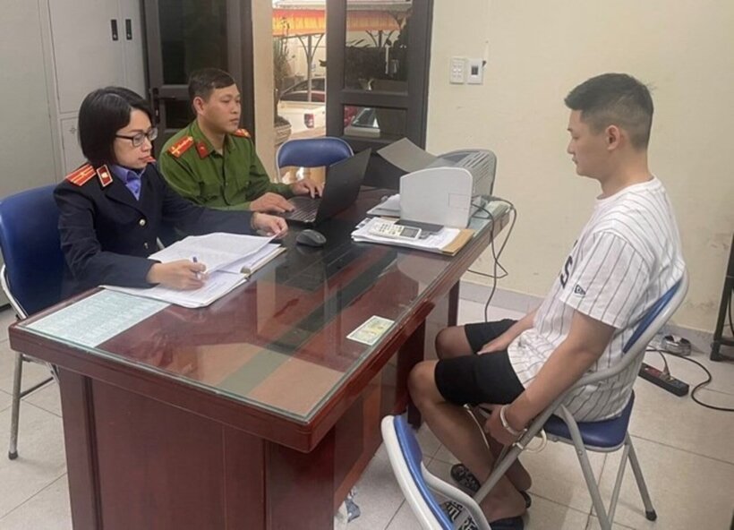 Cán bộ công an và kiểm sát viên lấy lời khai đối tượng Nguyễn Quang Thắng. Ảnh: Lao Động