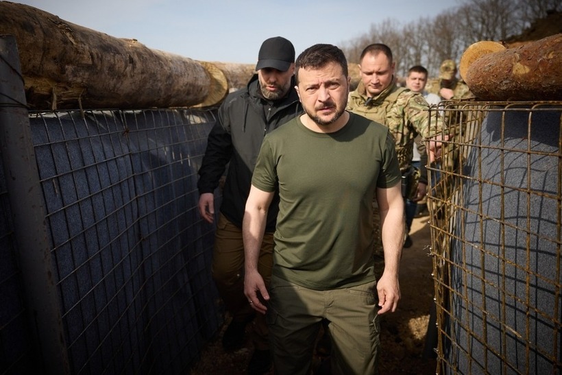 Tổng thống Ukraine Volodymyr Zelensky thị sát công trình phòng thủ gần biên giới Nga. Ảnh: Ukrinform