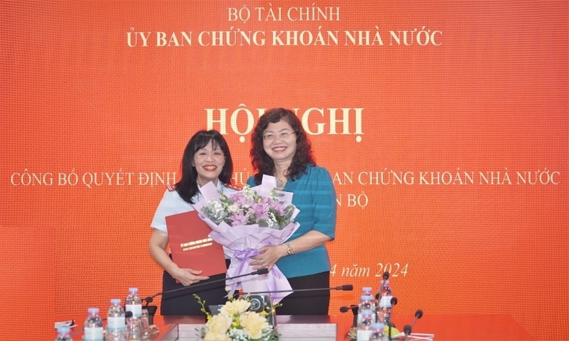 Chủ tịch UBCKNN Vũ Thị Chân Phương trao Quyết định bổ nhiệm cho bà Phạm Thị Thanh Hương - Chánh Thanh tra UBCKNN. Ảnh: SSC.