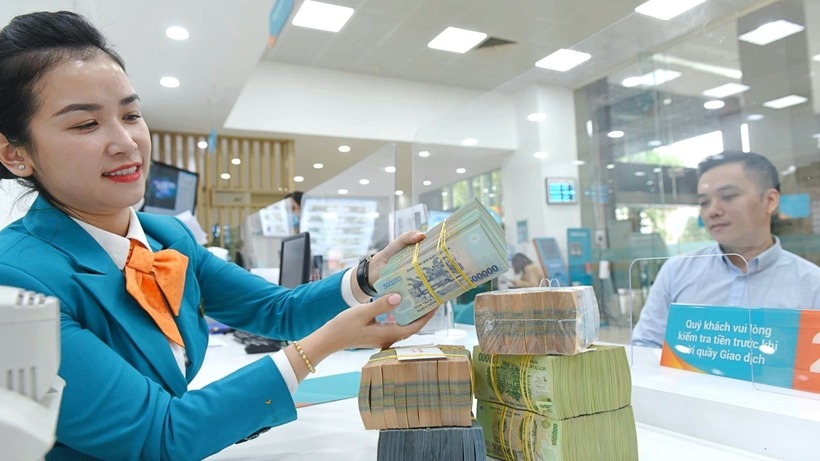 Ngân hàng Nhà Nước công bố lượng tiền gửi năm 2023 đạt kỷ lục trong điều kiện lãi suất sụt giảm. Ảnh minh họa.