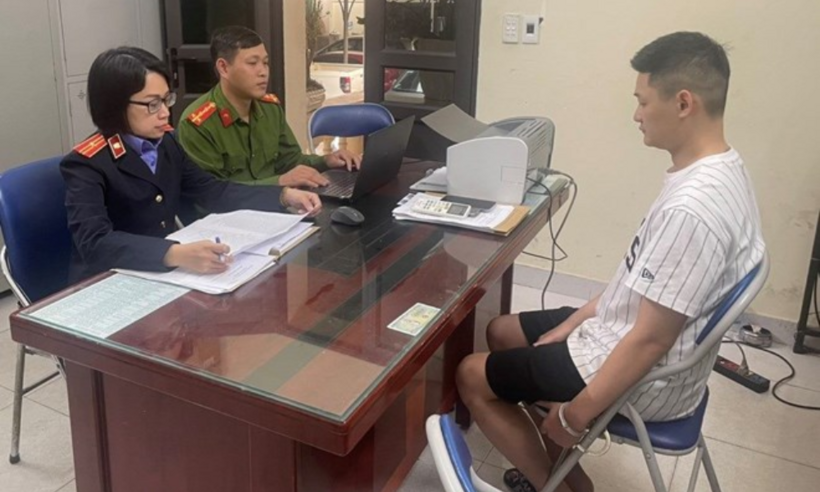 Cán bộ công an và kiểm sát viên lấy lời khai đối tượng Nguyễn Quang Thắng. (Ảnh: Viện KSND TP.Hải Phòng)