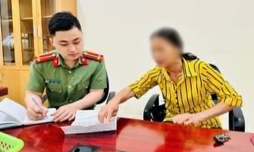 Bà H. khai báo thủ đoạn của đối tượng lừa đảo với cán bộ Công an huyện Bắc Sơn. (Ảnh: Công an tỉnh Lạng Sơn)