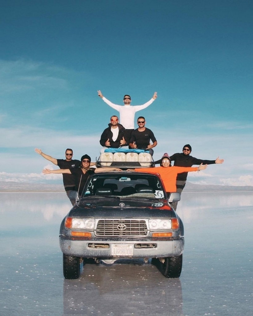 Các tour du lịch 1 ngày thường bắt đầu ở Uyuni - thị trấn nhỏ nằm rất gần các cánh đồng muối ở Bolivia. Đây là điểm khởi đầu và kết thúc rẻ nhất, cũng là điểm phổ biến nhất cho tour du lịch này.