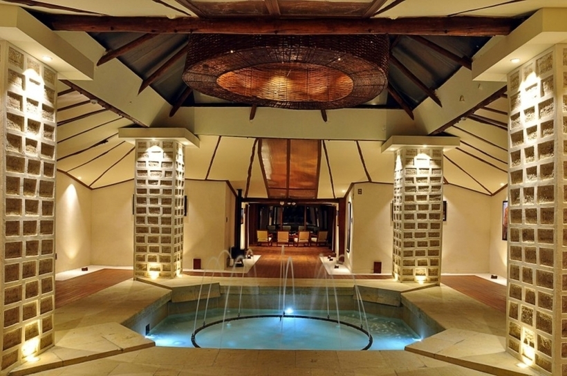 Ấn tượng nhất nơi này là khách sạn muối đầu tiên trên thế giới El Palacio de Sal, nghĩa là “Cung điện muối”, được tạo thành từ 10.500 tấn muối. Được biết, Salar de Uyuni là nơi để NASA thực hiện phóng vệ tinh nhân tạo đo đạc.