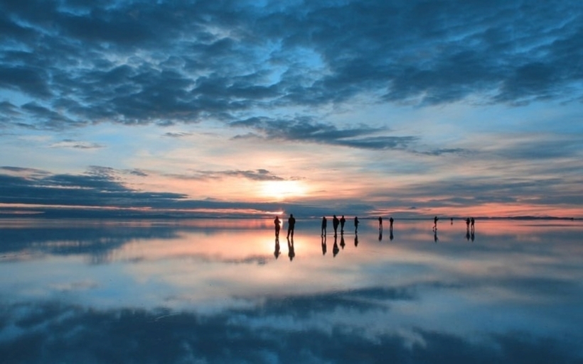 Thời gian tốt nhất để tham quan Salar de Uyuni là vào tháng 7 - 10, khi khí hậu dễ chịu. Tuy nhiên, nếu muốn chiêm ngưỡng tấm gương phản chiếu “khổng lồ”, du khách nên tới thăm cánh đồng muối này vào tháng 3 - 4.