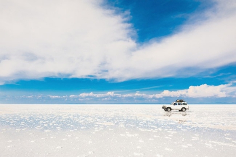 Salar de Uyuni thuộc cao nguyên Altiplano (Bolivia), với diện tích 10.500km2 và độ cao hơn 3.500m so với mực nước biển. Đây là cánh đồng muối lớn nhất thế giới, được UNESCO công nhận là một trong những kỳ quan thiên nhiên tuyệt đẹp.