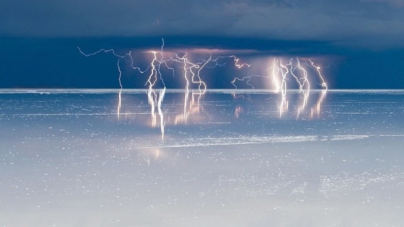 Cả mùa mưa và mùa khô đều đem đến những trải nghiệm độc đáo cho du khách khi tham quan Salar de Uyuni. Vào mùa mưa từ tháng 1 - tháng 4, hồ Titicaca tràn vào hồ Poopó nhỏ, làm ngập cả cánh đồng muối, tạo nên hiệu ứng phản chiếu tuyệt đẹp giống như một chiếc gương lớn, với những hình ảnh như ở một hành tinh khác.