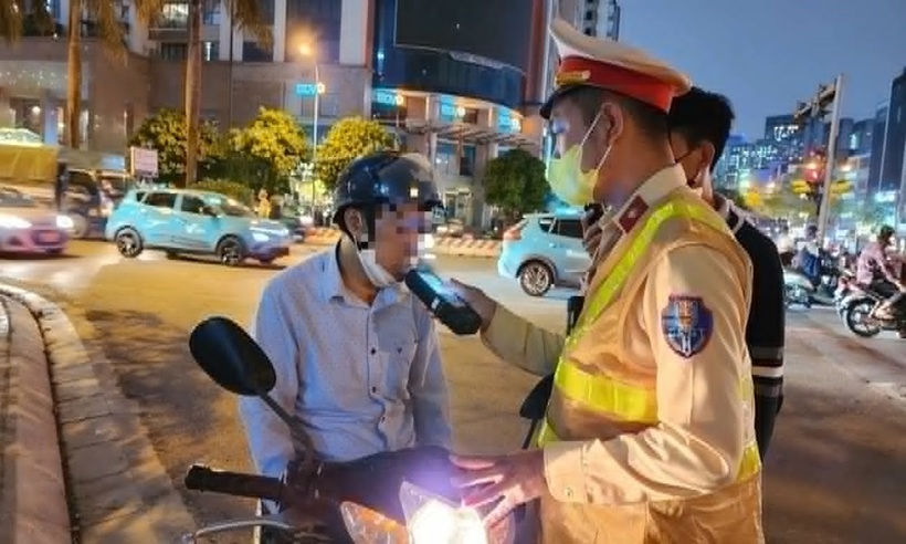 Lực lượng CSGT đang thực hiện kiểm tra nồng độ cồn.