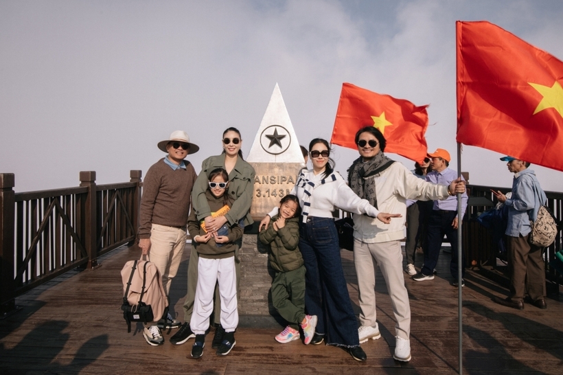 Vợ chồng CEO Phạm Kim Dung và đạo diễn Hoàng Nhật Nam đưa các con đi công tác kết hợp du lịch ở khu nghỉ dưỡng ở Sa Pa.