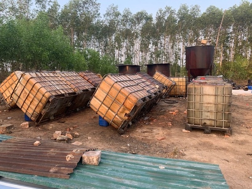 Hiện trường khu tái chế nhớt thải trái phép. Ảnh: Người lao động