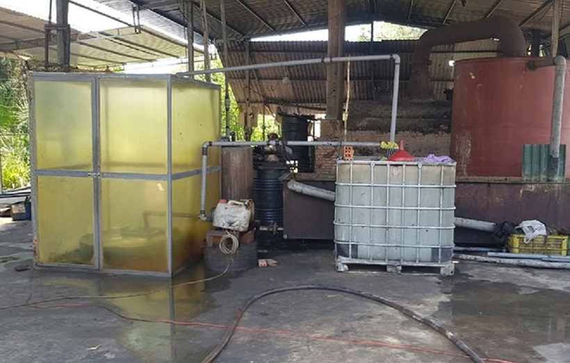 Hệ thống máy móc trong cơ sở tái chế nhớt trái phép. Ảnh: Công an Nhân dân