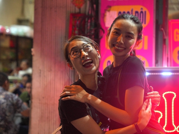 Thùy Tiên và Khánh Vân làm phục vụ quán ăn đêm trong "Đu đêm".