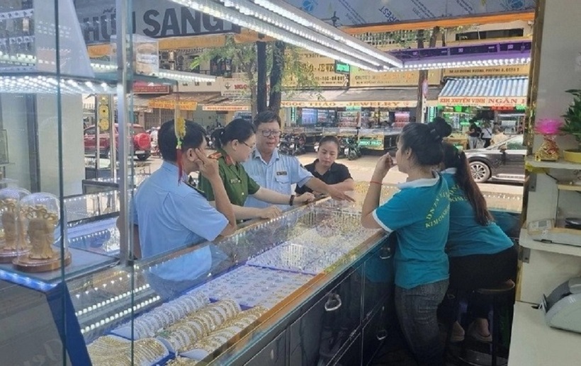 Lực lượng quản lý thị trường TP.HCM tiến hành kiểm tra đột xuất một số đơn vị kinh doanh vàng. Ảnh: Cục Quản lý thị trường TP.HCM