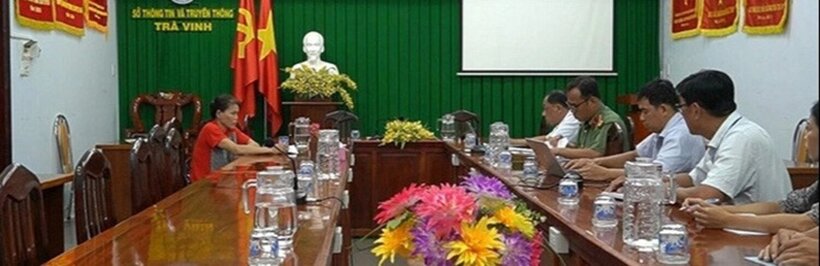 Cơ quan chức năng làm việc với bà P. Ảnh: Tuổi Trẻ