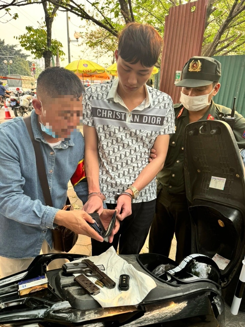 Hùng cùng tang vật thời điểm bị cảnh sát 141 phát hiện. Ảnh: Dân Trí