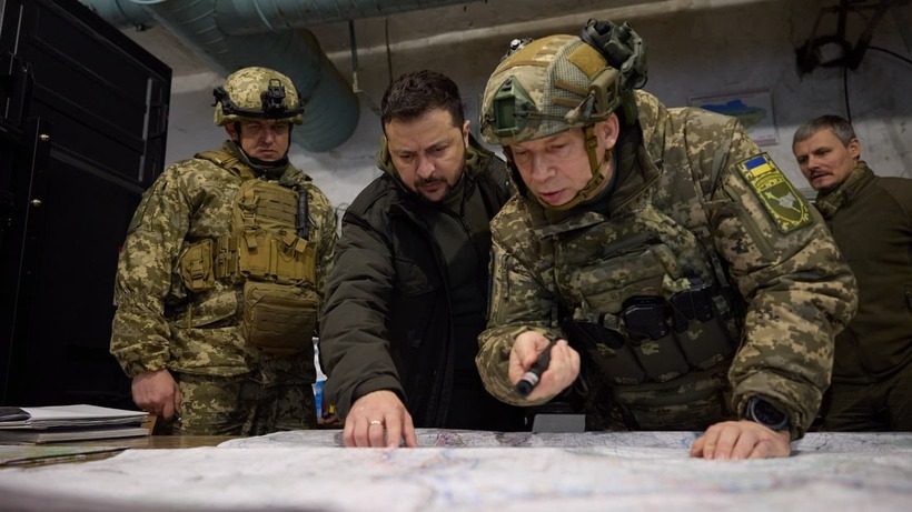 Tổng thống Ukraine Volodymyr Zelensky thảo luận về tình hình chiến sự với các quan chức cấp cao của quân đội. Ảnh: CNBC