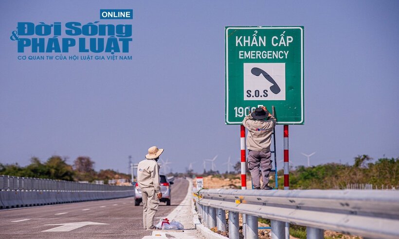 Công nhân lắp đặt hệ thống biển báo trên cao tốc Cam Lâm - Vĩnh Hảo