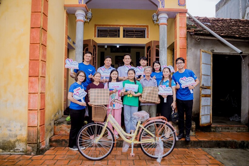 Nhà báo Trần Toản cùng quỹ “Vạn dặm thương yêu” trao học bổng và xe đạp cho 2 em Miền Liễu tại Hưng Yên