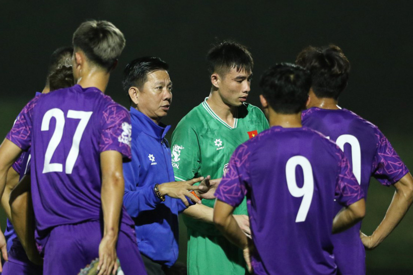 HLV Hoàng Anh Tuấn và các học trò trong trận đá giao hữu với U23 Jordan. Ảnh: Tuổi trẻ