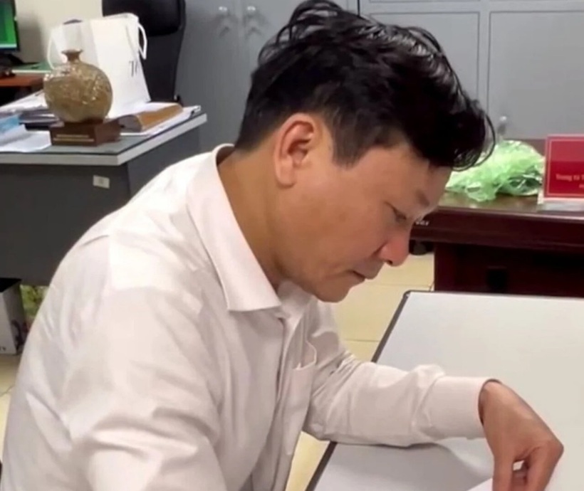 Bắt ông Chử Mạnh Hùng - Chủ tịch phường Nghĩa Đô nhận hối lộ 1 tỷ đồng. Ảnh: VTC News.