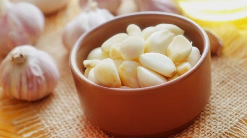 Nhiều người ngại bóc tỏi vì tốn thời gian mà còn ám mùi. Ảnh minh họa